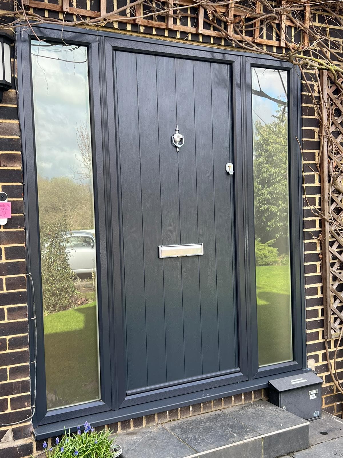 Solidor “Ancona solid” in anthracite grey.