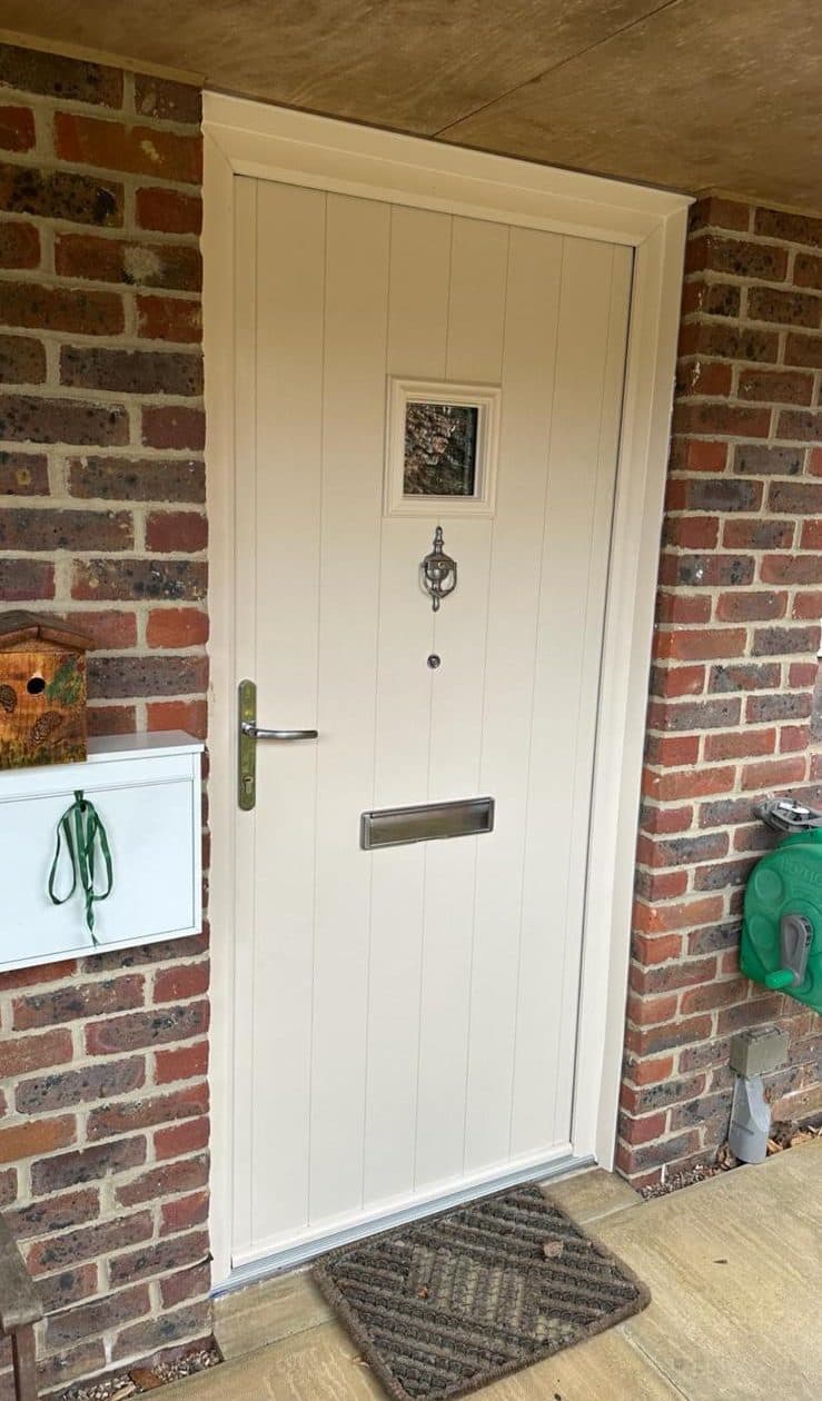 Solidor “Flint square” in cream.