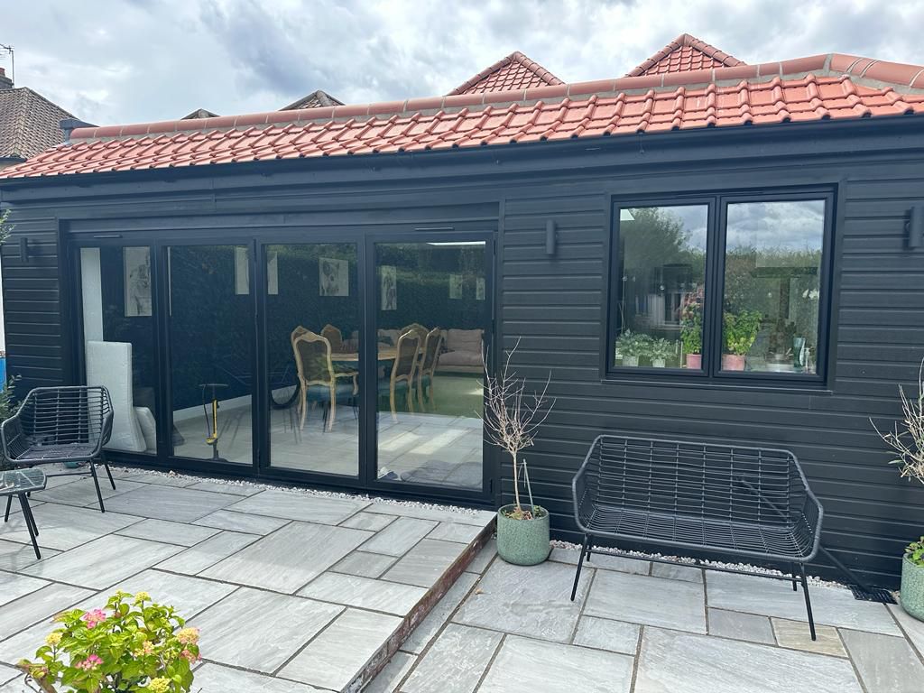 Smart “Visofold” bifold doors in black