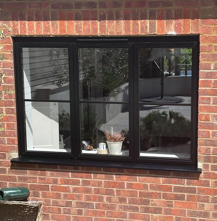 Smart Alitherm 300 aluminium casement window with a horizontal transom