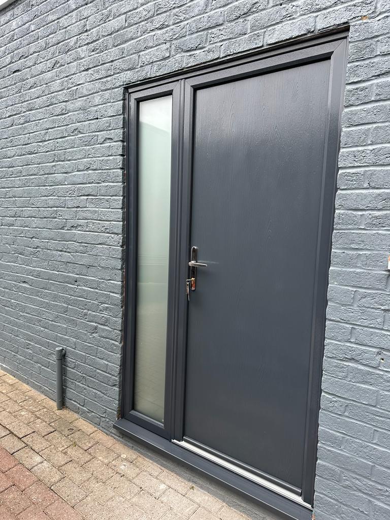 Solidor “Thornbury Solid” in anthracite grey.