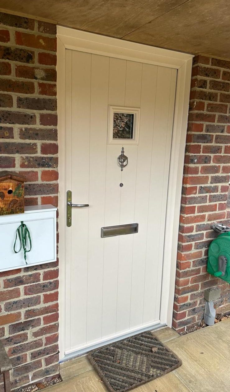 Solidor “Flint square” in cream.